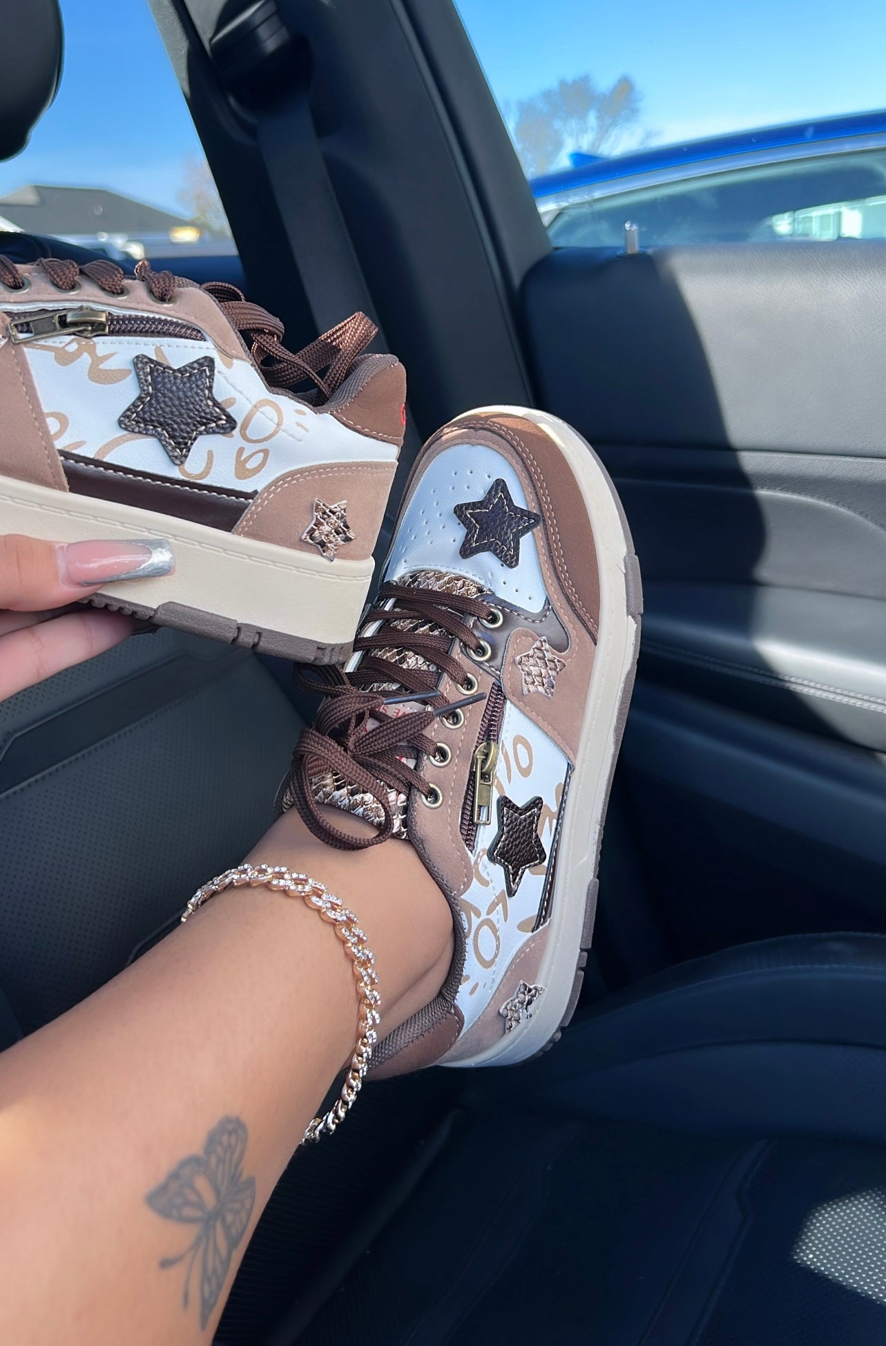 brown star sneakers  image 2